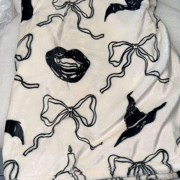 New Rachel Zoe 60 x 70” Halloween vampire lipsbat bow skull Luxe Faux Fur Throw